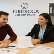 Reunión entre asesor fiscal de Juridicca y autónomo en Albacete revisando ventajas de crear una sociedad limitada en el Parque Científico y Tecnológico